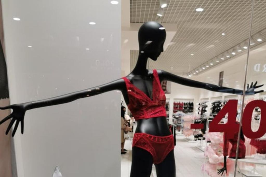 Clothing Store Unrealistic Mannequin