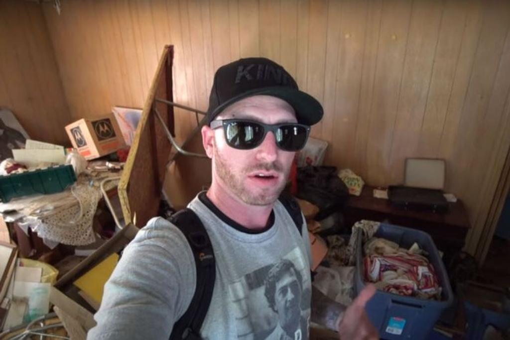 YouTubers explore abandoned house
