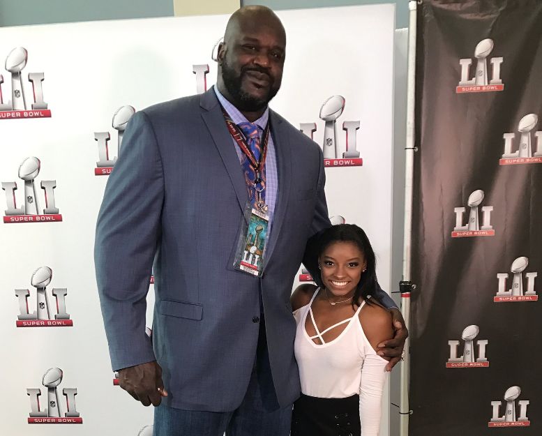 kevin hart and shaq standing next to each other